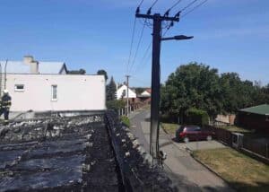 Shořely solární panely na střeše garáží v Polkovicích. Škoda je tři miliony. Foto: HZS