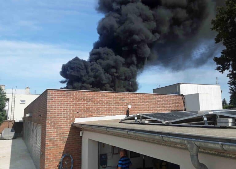 Shořely solární panely na střeše garáží v Polkovicích. Škoda je tři miliony. Foto: HZS