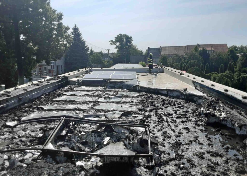 Shořely solární panely na střeše garáží v Polkovicích. Škoda je tři miliony. Foto: HZS
