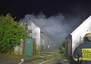 Hasiči spěchal k požáru domu v Krakovanech. Foto: HZS