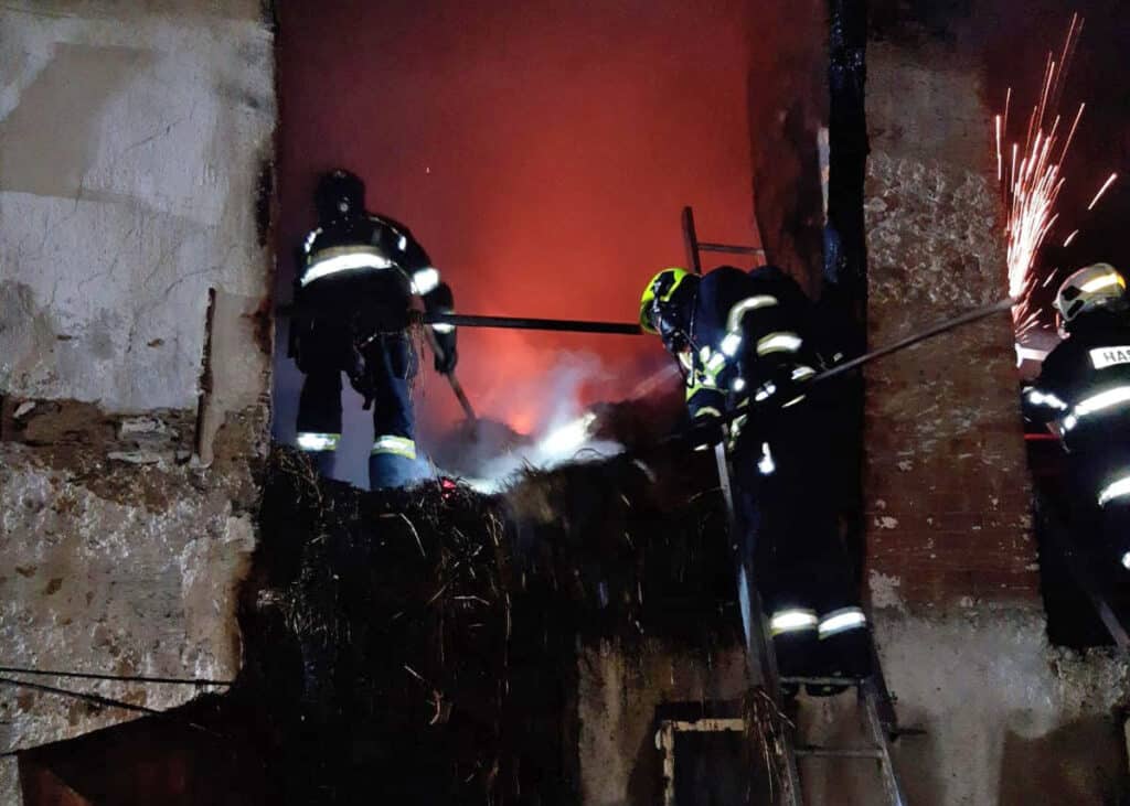 Hasiči spěchal k požáru domu v Krakovanech. Foto: HZS