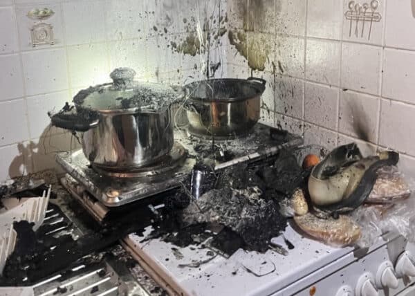Požár v centru Liberce začal na plotně. Foto: HZS