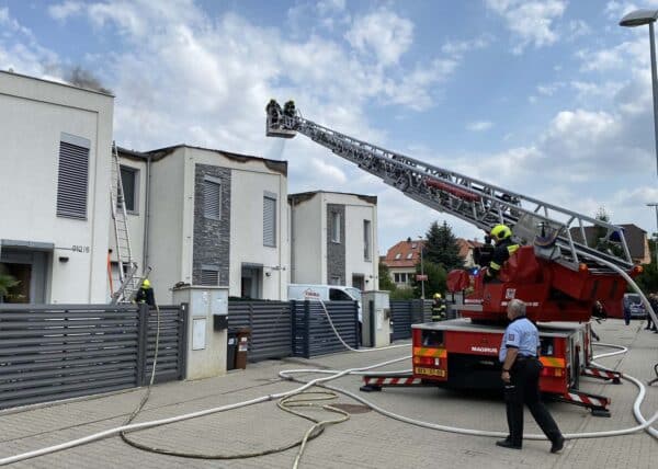 Loňský požár fotovoltaické elektrárny v Praze. Rozšířil se na další domy. Foto: HZS Praha