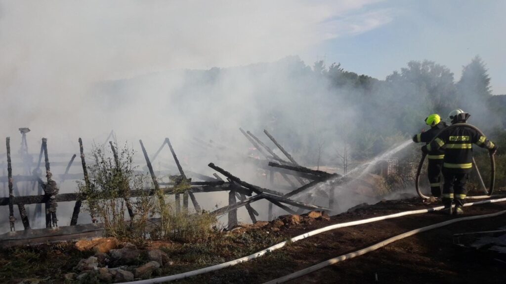Požár dřevěné restaurace u kempu Trhovky u Orlické přehrady. Foto: HZS