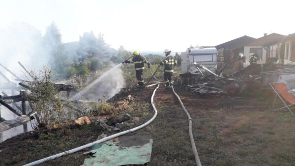 Požár dřevěné restaurace u kempu Trhovky u Orlické přehrady. Foto: HZS
