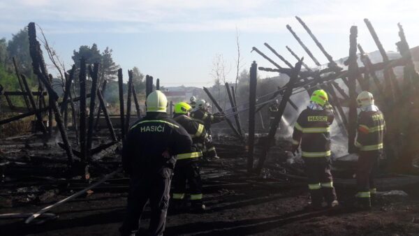 Požár dřevěné restaurace u kempu Trhovky u Orlické přehrady. Foto: HZS
