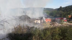 Požár dřevěné restaurace u kempu Trhovky u Orlické přehrady. Foto: HZS