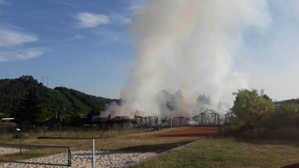 Požár dřevěné restaurace u kempu Trhovky u Orlické přehrady. Foto: HZS