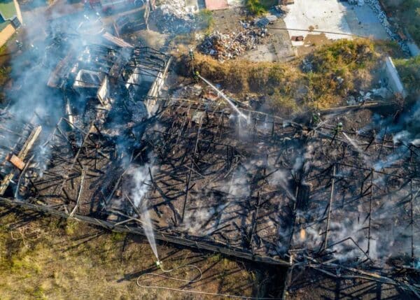Požár dřevěné restaurace u kempu Trhovky u Orlické přehrady. Foto: HZS