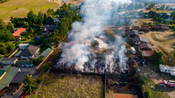 Požár dřevěné restaurace u kempu Trhovky u Orlické přehrady. Foto: HZS
