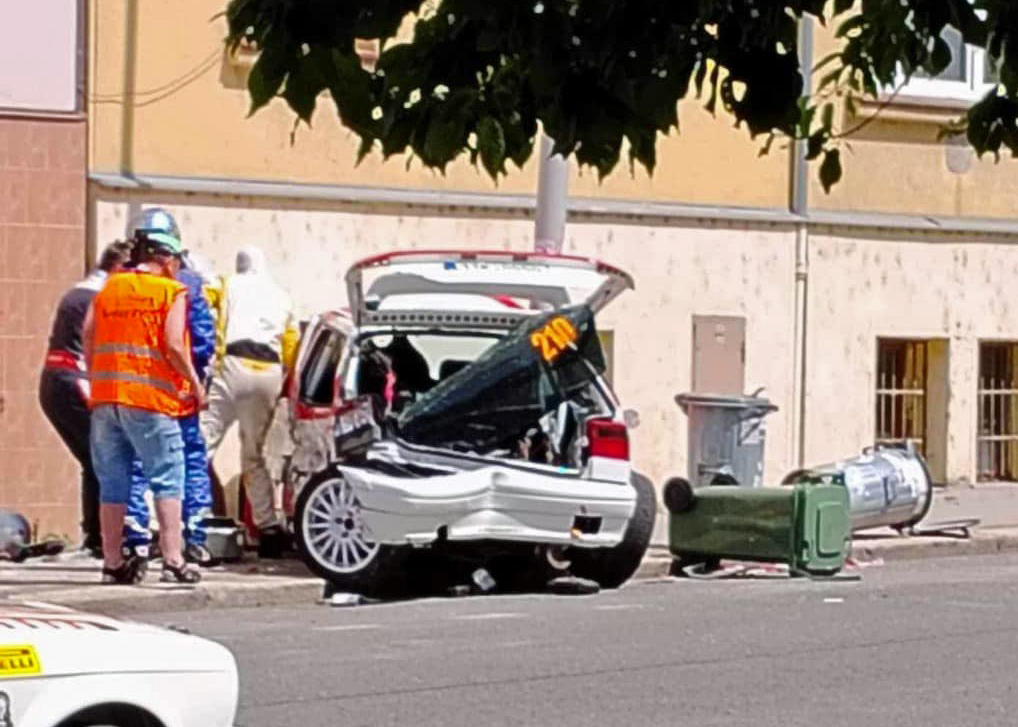 Posádka Klepáč, Řihánek měla smůlu, Po dopravní nehodě ze závodu odstoupila. Foto: FB MBrádio