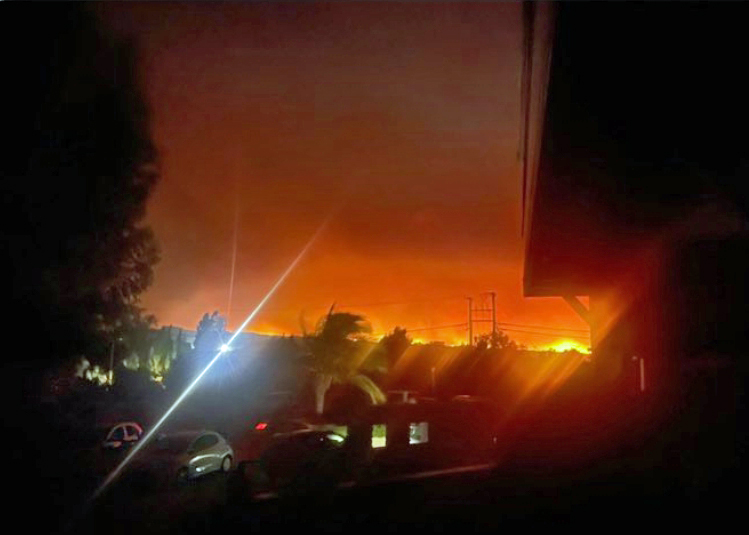 Řecký ostrov Rhodos se ocitl v plamenech. Turisté prchají do bezpečí. Foto: Twitter