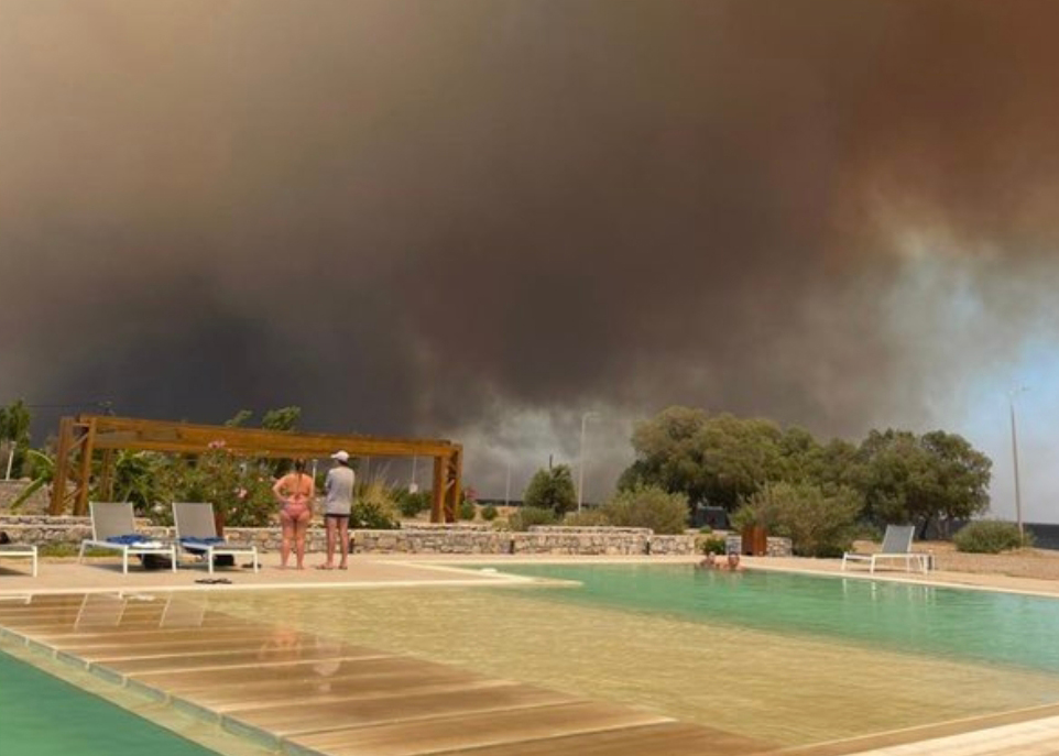 Řecký ostrov Rhodos se ocitl v plamenech. Turisté prchají do bezpečí. Foto: Twitter