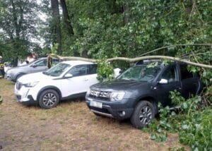 Bouřky kácí stromy na auta i na železnici. Foto: HZS KHK