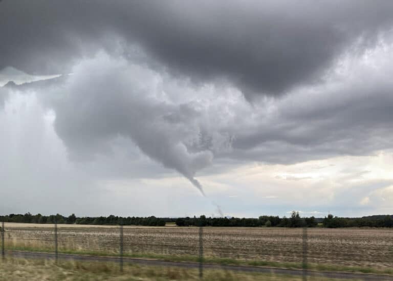 U Chlumce nad Cidlinou se v neděli vyskytlo tornádo. Foto: Radek Stehno