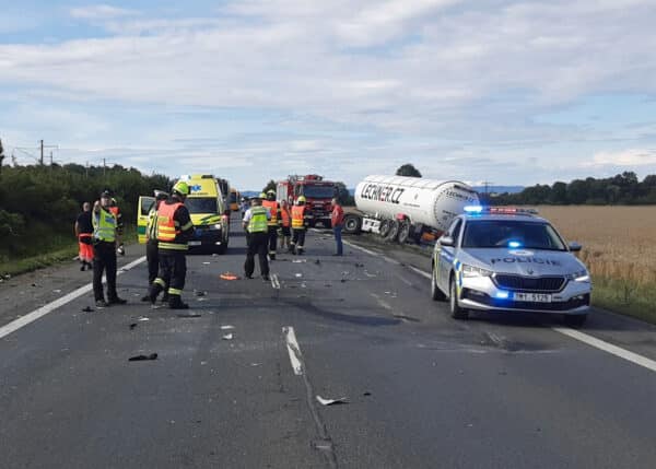 Tragická nehoda cisterny a motorky u Horních Moštěnic. Foto: HZS OK