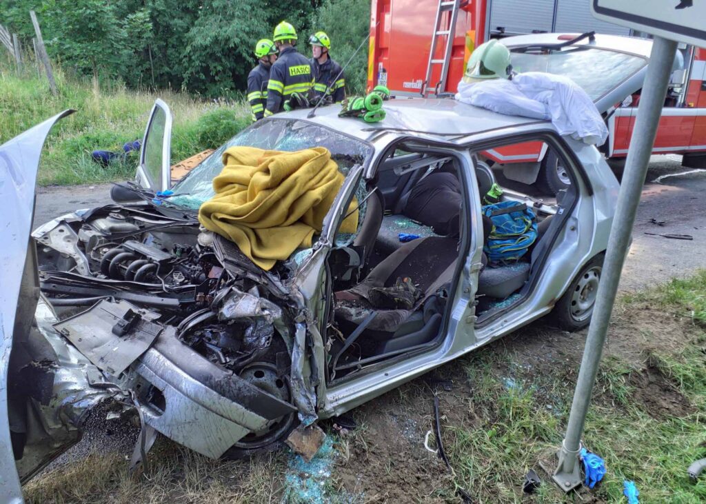 Tragická nehoda se stala v obci Karle na Svitavsku. Foto: HZS PK
