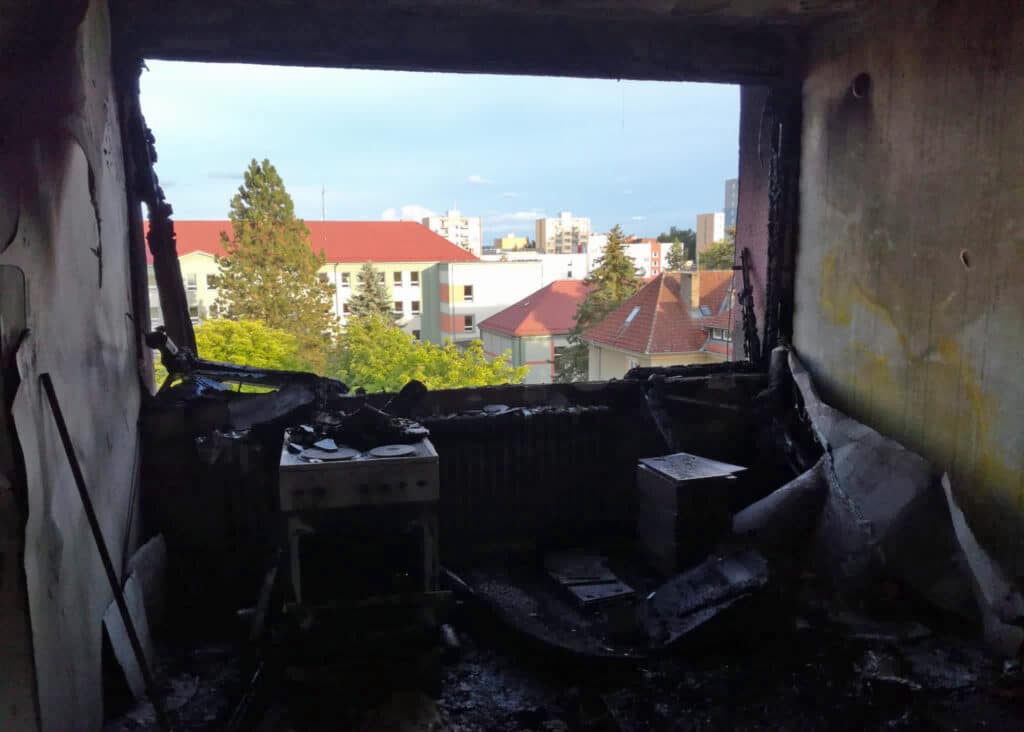V Sezimově Ústí došlo k výbuchu v bytě panelového domu. Foto: HZS JČK