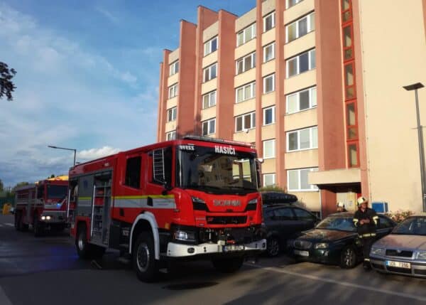 V Sezimově Ústí došlo k výbuchu v bytě panelového domu. Foto: HZS JČK