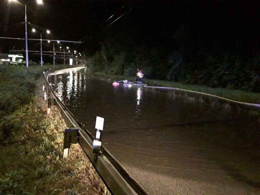 Zaplavená Jedovnická ulice v Brně. Foto: HZS