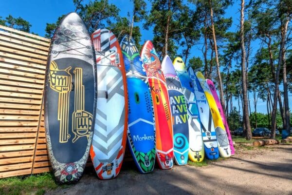 Ne jezeru Lhota si můžete půjčit paddleboardy. Foto: Jezero Lhota