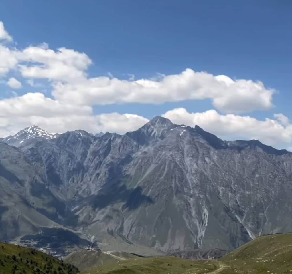 Herec Jiří Langmajer se vydal na ledovec Kazbek v Gruzii. Foto: Instagram