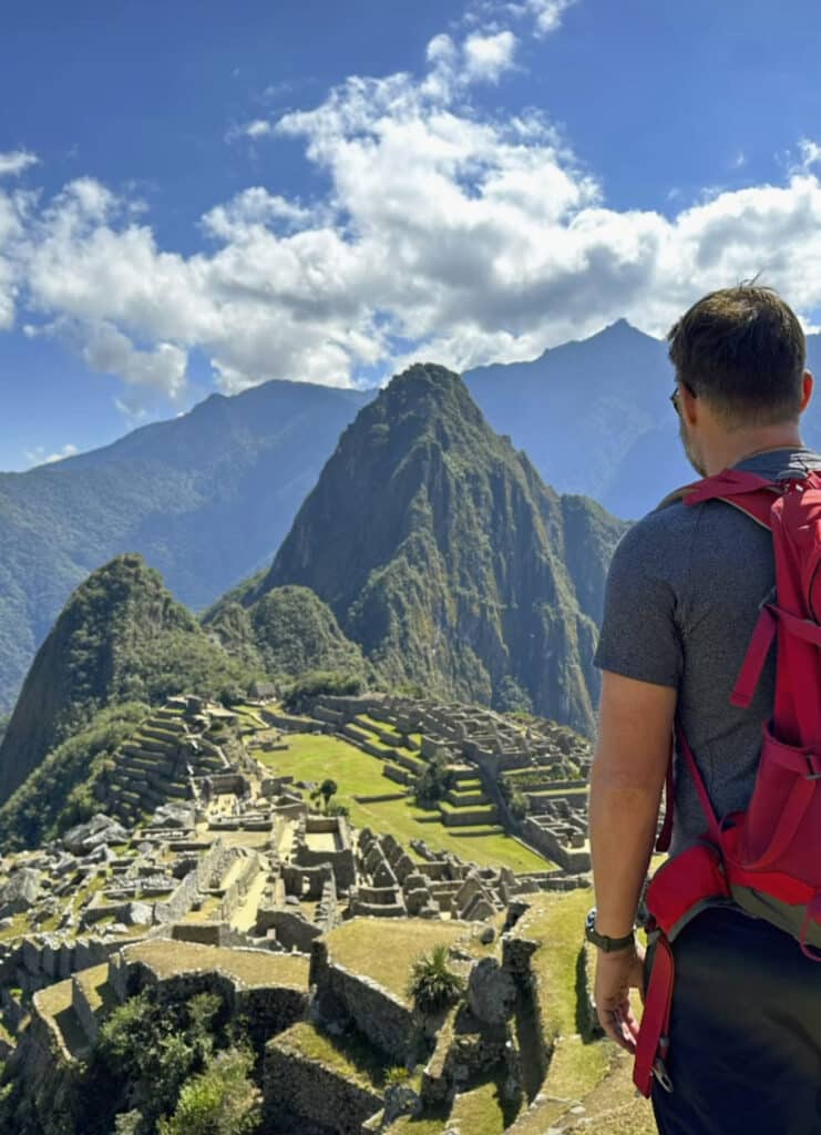 V cíli se naskytl nádherný výhled z Brány Slunce na Machu Picchu.