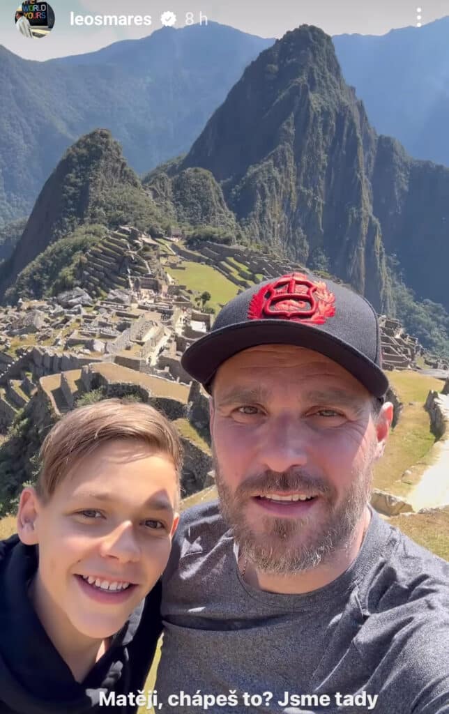 Leoš Mareš se synem Matějem pózují z Brány Slunce nad Machu Picchu. Foto: Instagram Leoše Mareše