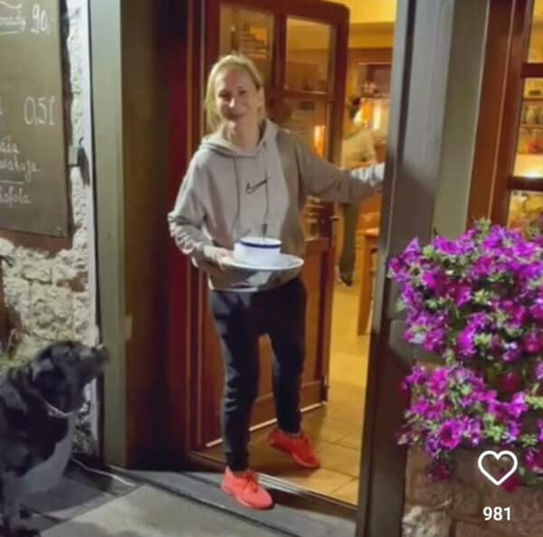 Když nemůže obsluha, Monika Absolonová v horském hotelu ráda vypomůže. Zdroj: Instagram