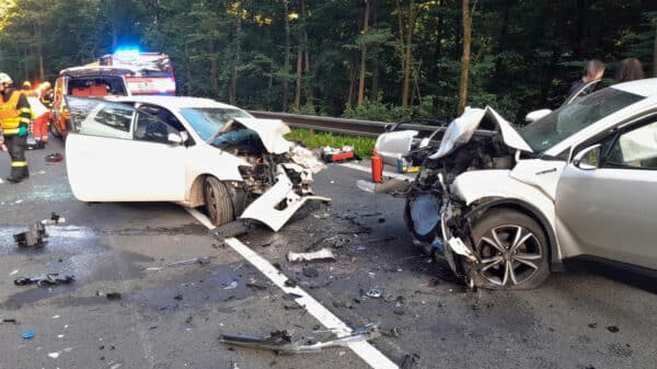 Vážná nehoda se stala v sobotu večer na silnici I/10 v Železném Brodě, Veselí. Foto: HZS