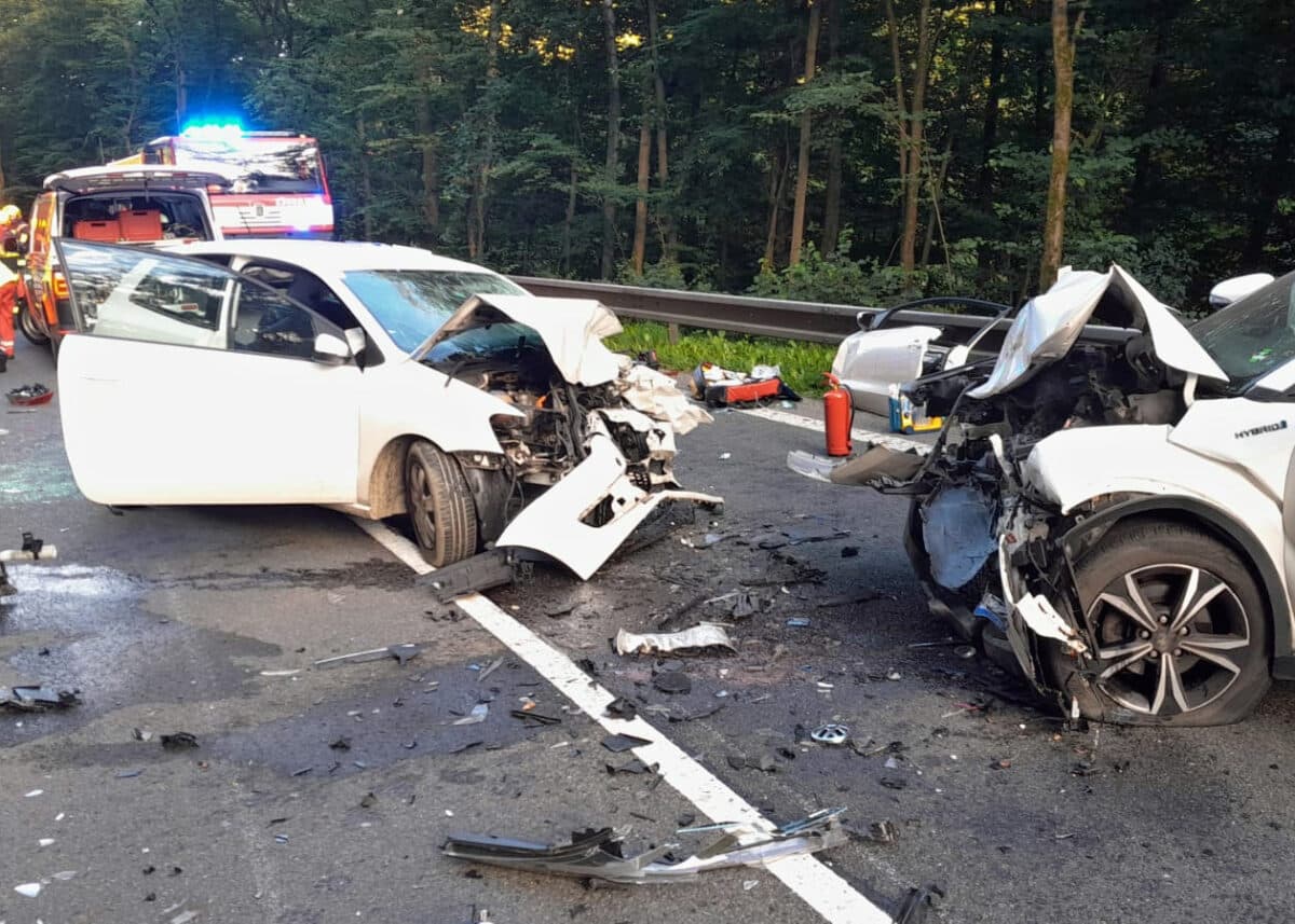 Vážná nehoda se stala v sobotu večer na silnici I/10 v Železném Brodě, Veselí. Foto: HZS