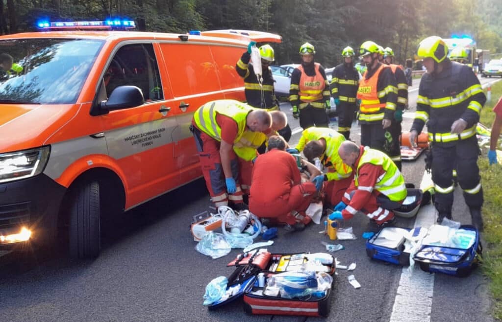 Vážná nehoda se stala v sobotu večer na silnici I/10 v Železném Brodě, Veselí. Foto: HZS