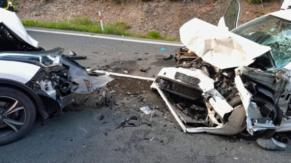 Vážná nehoda se stala v sobotu večer na silnici I/10 v Železném Brodě, Veselí. Foto: HZS