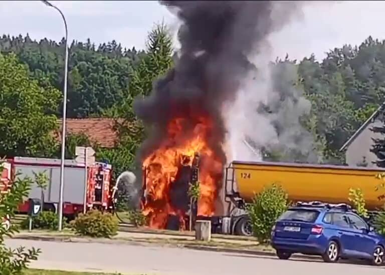 Nákladní auto shořelo v jihočeské Číměři. Foto: HZS