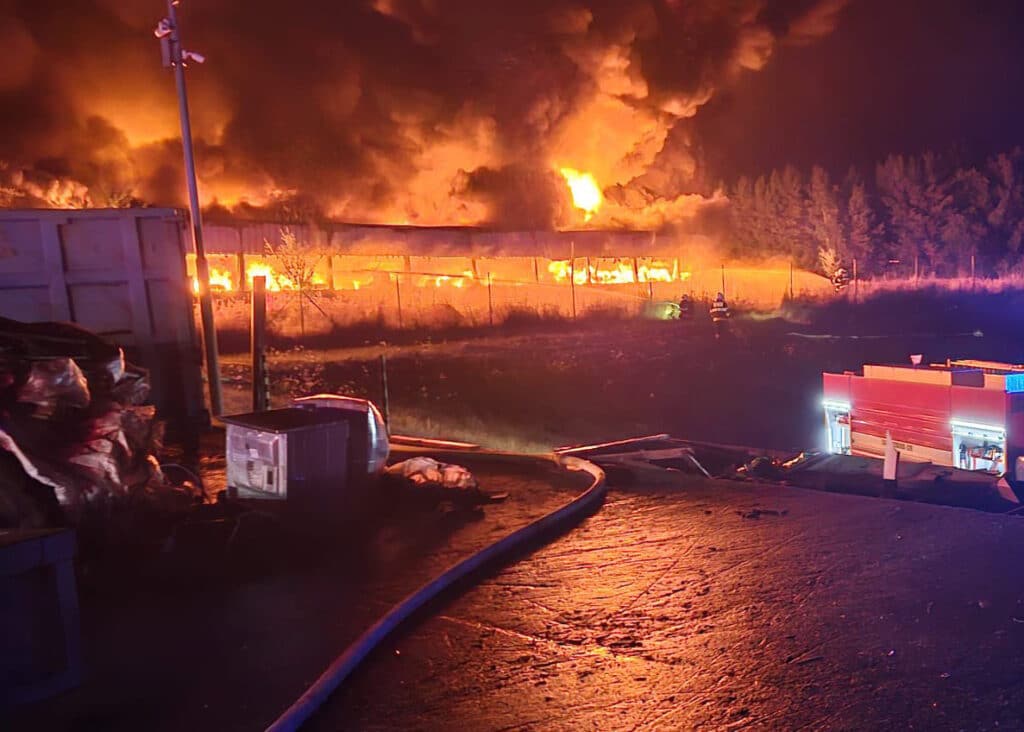 Rozsáhlý požár skládky pneumatik u Borovan napáchal škodu 60 milionů. Foto: HZS JČK