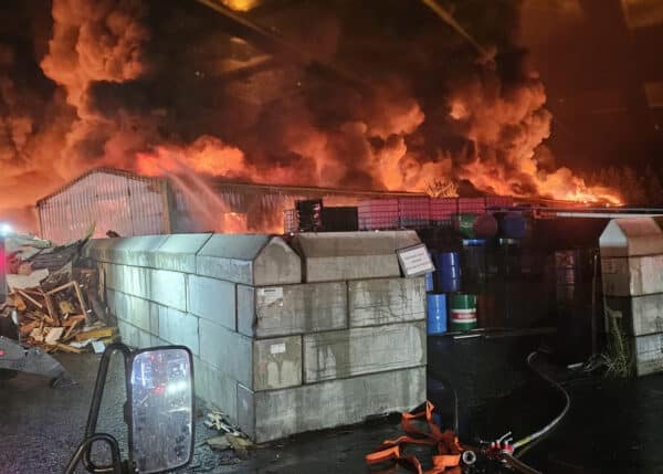 Rozsáhlý požár skládky pneumatik u Borovan napáchal škodu 60 milionů. Foto: HZS JČK