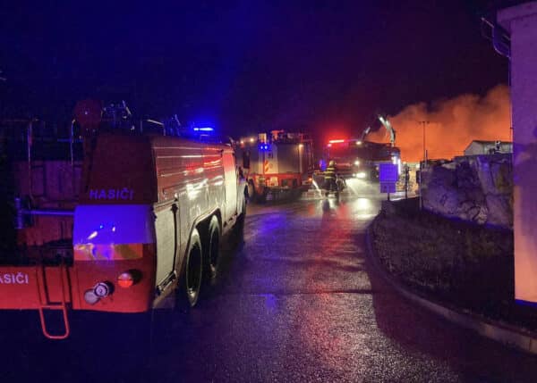 Rozsáhlý požár skládky pneumatik u Borovan napáchal škodu 60 milionů. Foto: HZS JČK
