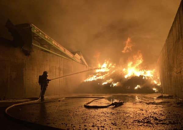 Rozsáhlý požár skládky pneumatik u Borovan napáchal škodu 60 milionů. Foto: HZS JČK