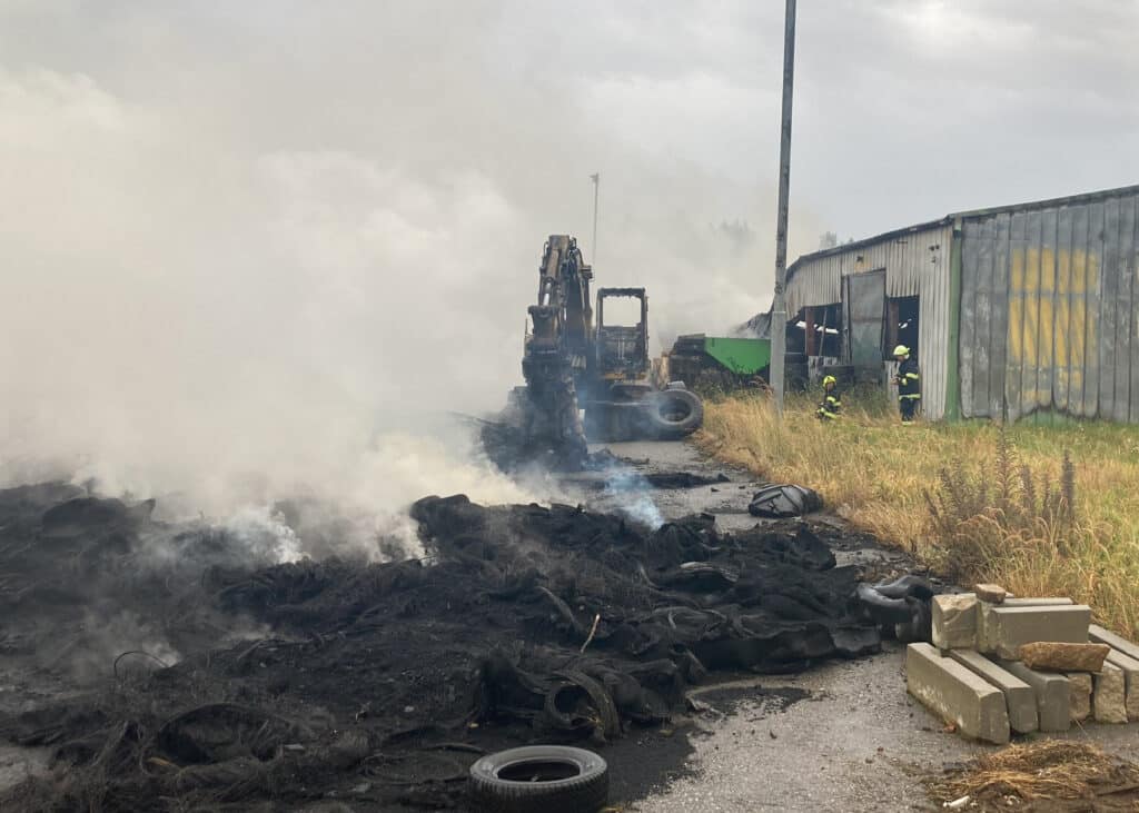 Rozsáhlý požár skládky pneumatik u Borovan napáchal škodu 60 milionů. Foto: HZS JČK