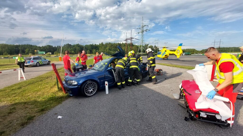 Vážná nehoda na autodromu Sosnová. Foto: HZS LBK