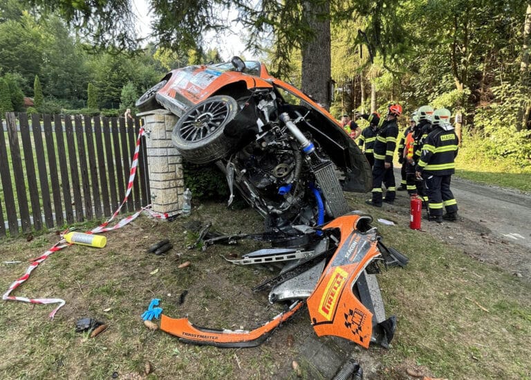 Závodní speciál na Barum Rally v Kateřinicích vyletěl na plot a zbořil plynovou přípojku. Foto: HZS ZLK