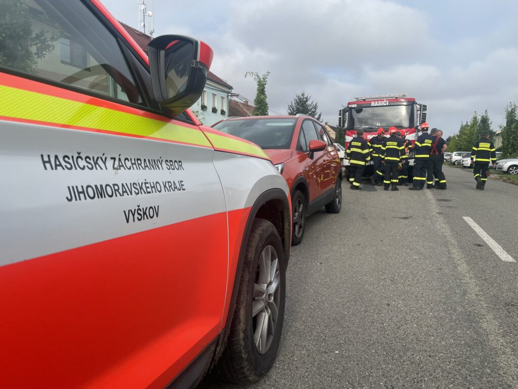 V neděli hasiči odstraňují škody v obci Hodějice na Vyškovsku. Foto: HZS