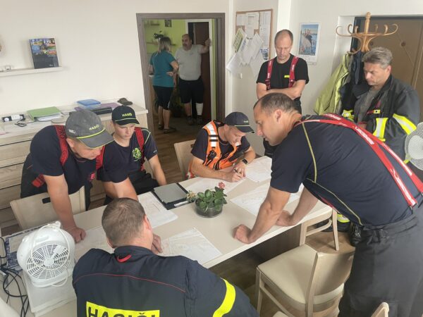 V neděli hasiči odstraňují škody v obci Hodějice na Vyškovsku. Foto: HZS
