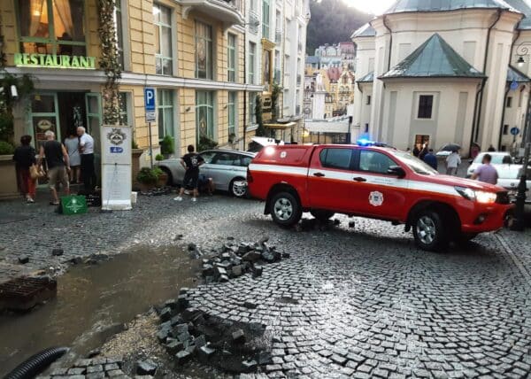 Bouřka poničila Moravskou ulici v Karlových Varech. Foto: HZS KVK