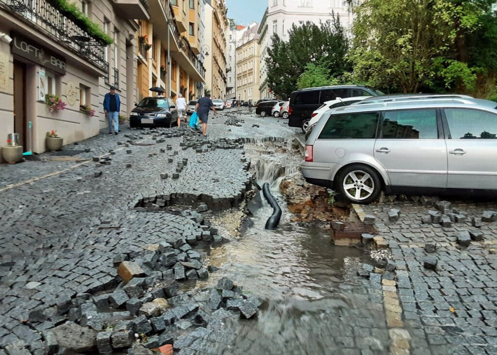 Bouřka poničila Moravskou ulici v Karlových Varech. Foto: HZS KVK