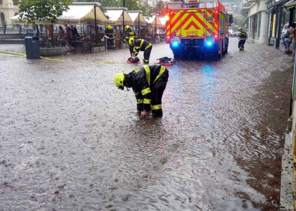 Naproti kolonádě v Karlových Varech přívalové deště zatopily ulici. Foto: HZS KVK