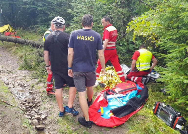 Muže v Beskydech zavalil strom, záchranáři mu šli na pomoc. Foto: ZZS MSK