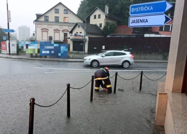 Bouřky se již během soboty prohnaly Zlínskem. Večer přijdou další od západu. Foto: HZS ZLK