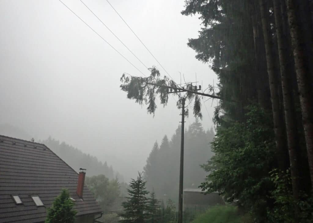 Bouřky se již během soboty prohnaly Zlínskem. Večer přijdou další od západu. Foto: HZS ZLK