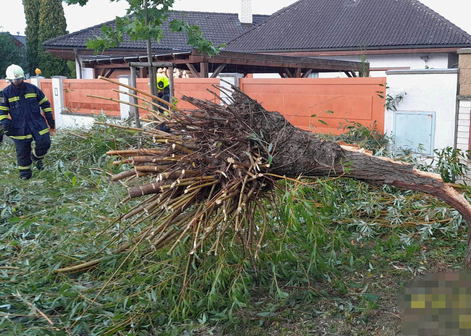 Bouřka vyvracela stromy i ve středních Čechách. Foto: HZS